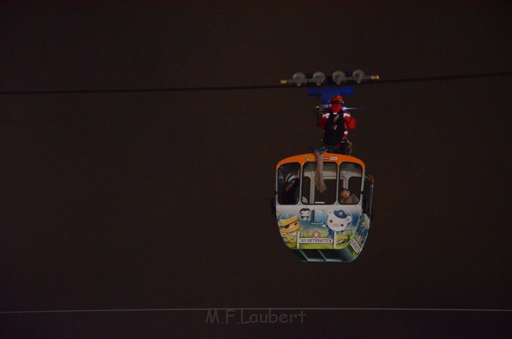 Einsatz BF Hoehenretter Koelner Seilbahn Hoehe Zoobruecke P2352.JPG